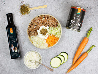 Schüssel mit gemischten Zutaten und einzelne Zutaten